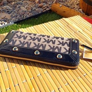 MICHAEL Michael Kors Delaney Classic Logo Black Gold Zipper Wallet New